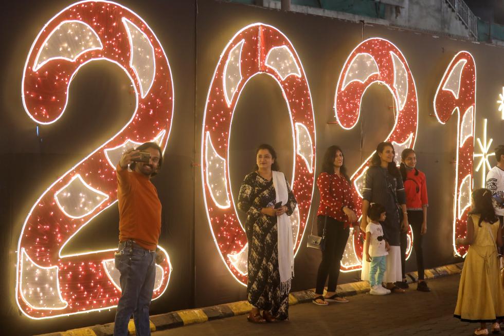 Wuhan (China), 01/01/2021.- People take selfies as they celebrate the New Year in Wuhan, China, 01 January 2021. Life in Wuhan, a Chinese city of more than 11 million, which nearly a year ago became the epicenter of the coronavirus outbreak is returning to normal. EFE/EPA/ROMAN PILIPEY New Year celebration in Wuhan