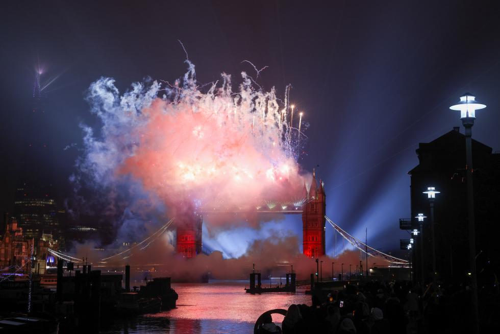 Fuegos artificiales sobre el Puente de la Torre, en Londres