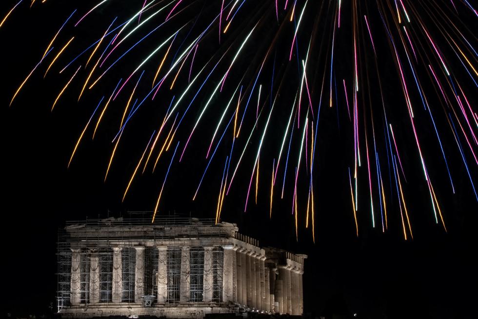 Fuegos artificiales sobre la Acrópolis, en Atenas