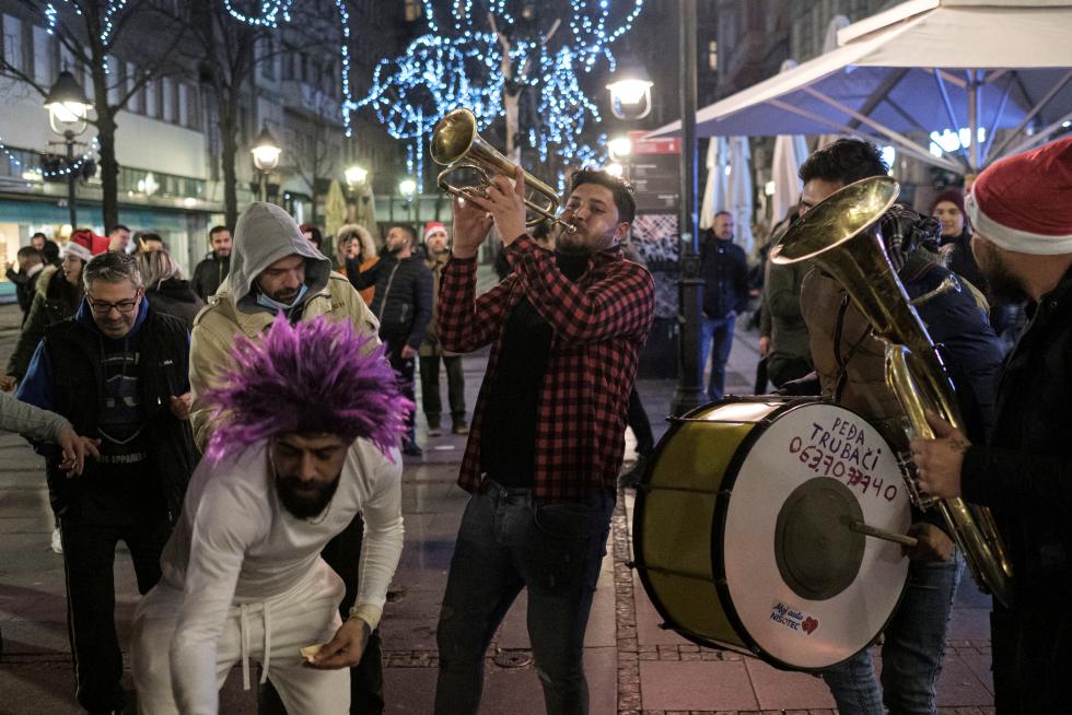 Gente bailando en una calle de Belgrado, Serbia