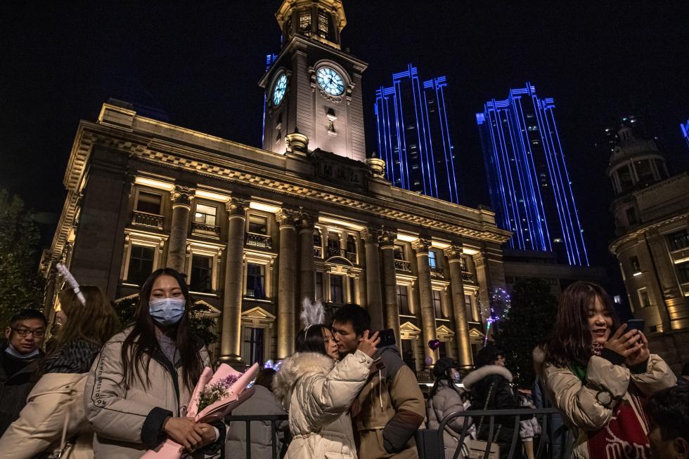 Wuhan (China), 01/01/2021.- People attend a celebration of the New Year in Wuhan, China, 01 January 2021. Life in Wuhan, a Chinese city of more than 11 million, which nearly a year ago became the epicenter of the coronavirus outbreak is returning to normal. EFE/EPA/ROMAN PILIPEY New Year celebration in Wuhan