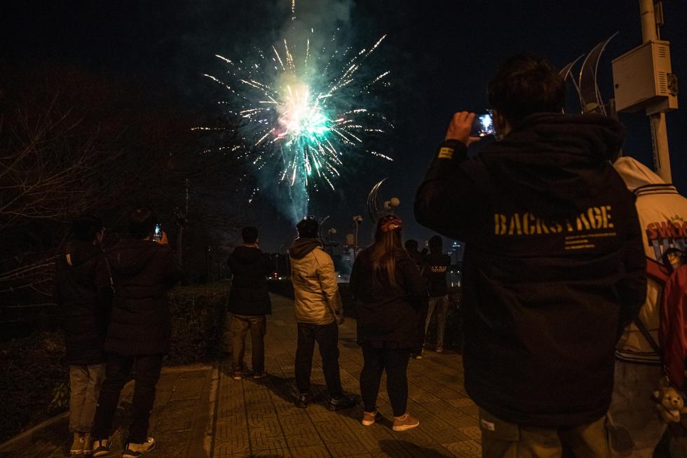 Wuhan (China), 01/01/2021.- People take selfies as they celebrate the New Year in Wuhan, China, 01 January 2021. Life in Wuhan, a Chinese city of more than 11 million, which nearly a year ago became the epicenter of the coronavirus outbreak is returning to normal. EFE/EPA/ROMAN PILIPEY New Year celebration in Wuhan