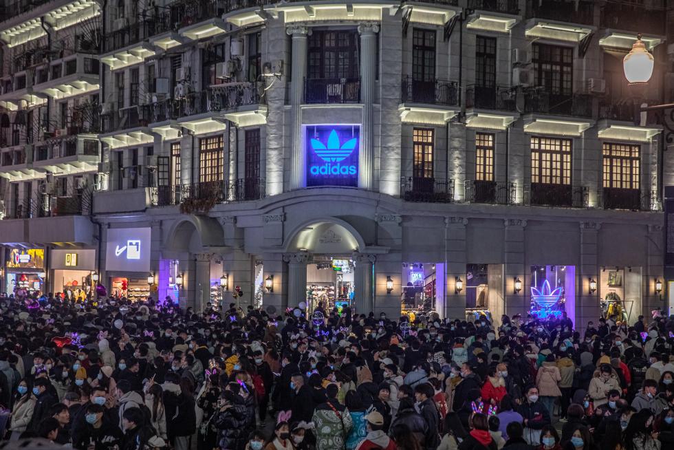 Wuhan (China), 01/01/2021.- People take selfies as they celebrate the New Year in Wuhan, China, 01 January 2021. Life in Wuhan, a Chinese city of more than 11 million, which nearly a year ago became the epicenter of the coronavirus outbreak is returning to normal. EFE/EPA/ROMAN PILIPEY New Year celebration in Wuhan