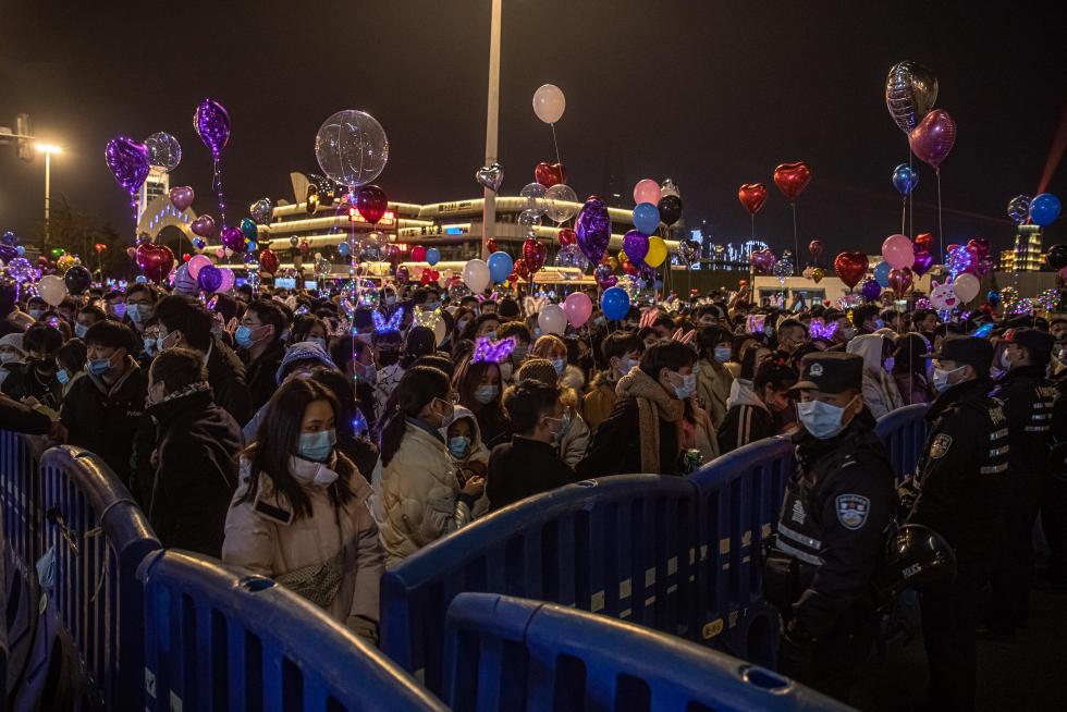 Wuhan (China), 31/12/2020.- People gather in a street to celebrate the New Year in Wuhan, China, 31 December 2020. Life in Wuhan, a Chinese city of more than 11 million, which nearly a year ago became the epicenter of the coronavirus outbreak is returning to normal. EFE/EPA/ROMAN PILIPEY New Year in Wuhan