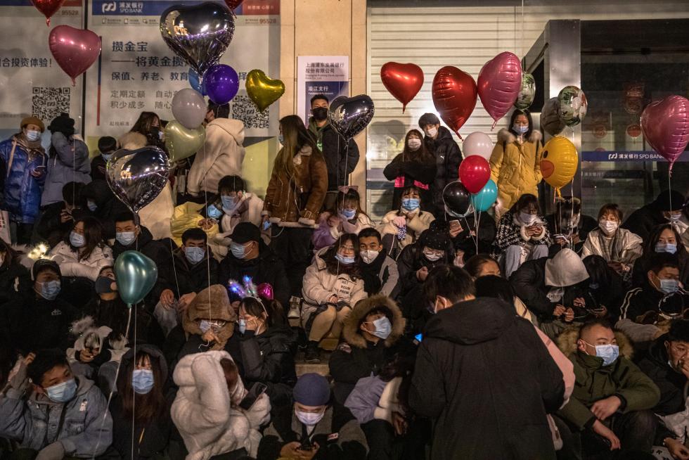Wuhan (China), 31/12/2020.- People gather in a street to celebrate the New Year in Wuhan, China, 31 December 2020. Life in Wuhan, a Chinese city of more than 11 million, which nearly a year ago became the epicenter of the coronavirus outbreak is returning to normal. EFE/EPA/ROMAN PILIPEY New Year in Wuhan