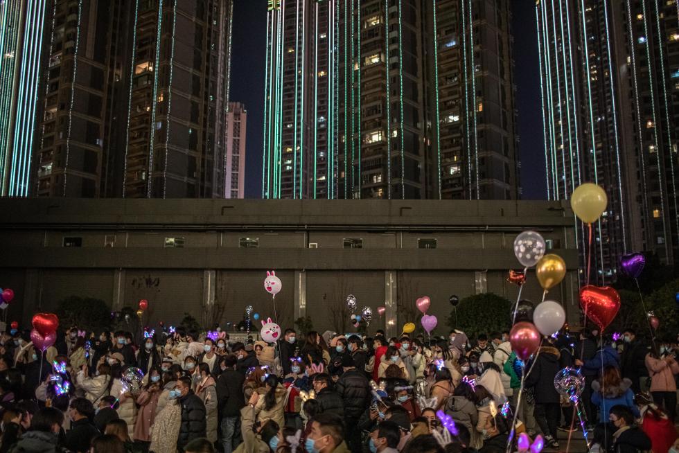 Wuhan (China), 31/12/2020.- People gather in a street to celebrate the New Year in Wuhan, China, 31 December 2020. Life in Wuhan, a Chinese city of more than 11 million, which nearly a year ago became the epicenter of the coronavirus outbreak is returning to normal. EFE/EPA/ROMAN PILIPEY New Year in Wuhan