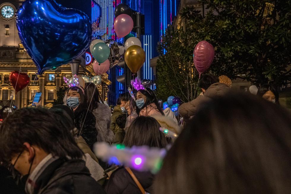 Wuhan (China), 31/12/2020.- People gather in a street to celebrate the New Year in Wuhan, China, 31 December 2020. Life in Wuhan, a Chinese city of more than 11 million, which nearly a year ago became the epicenter of the coronavirus outbreak is returning to normal. EFE/EPA/ROMAN PILIPEY New Year in Wuhan