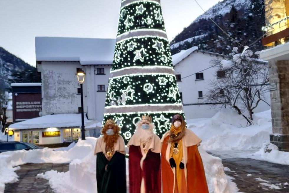 A pesar de la nieve, los Reyes Magos han podido visitar Canfranc Pueblo y Canfranc Estación, donde han sido recibido con fuegos artificiales.