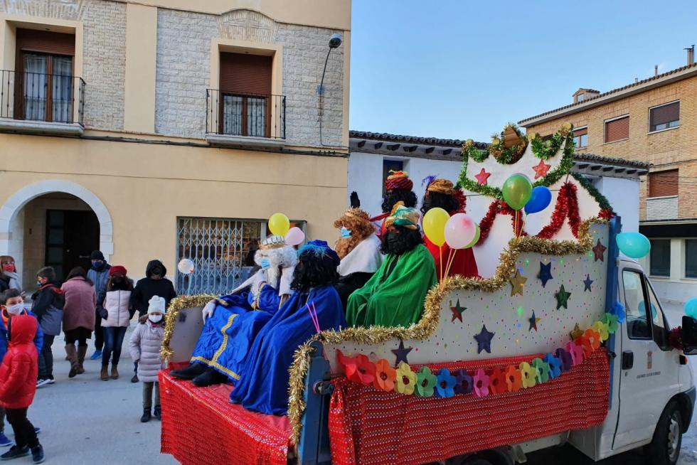 En Castejón de Sos, sus Majestades han recorrido el pueblo en una carroza