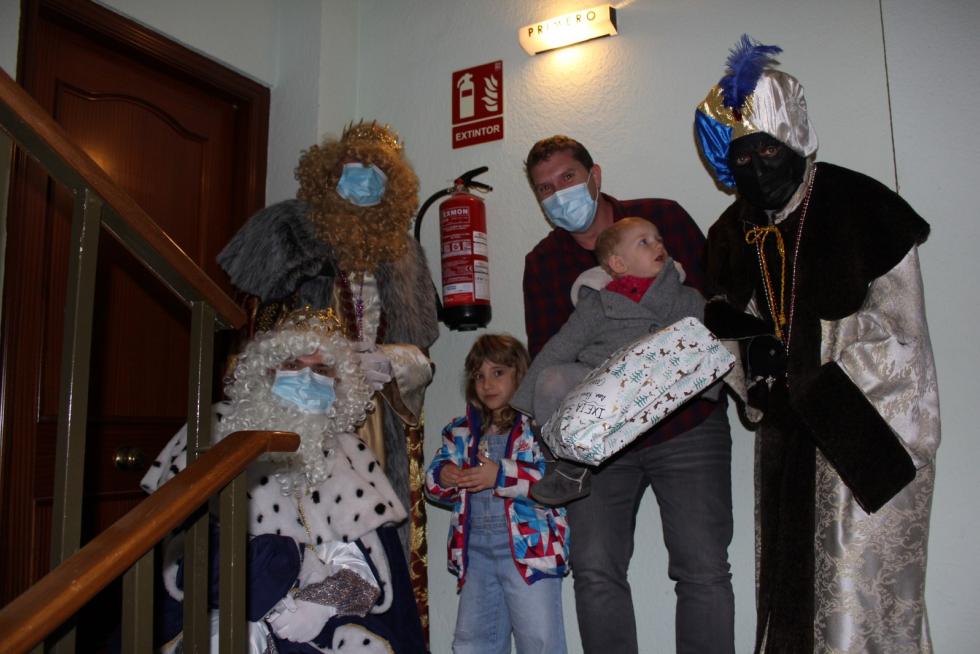 En Grañén, al igual que sucede en otras muchas poblaciones monegrinas, Melchor, Gaspar y Baltasar han recorrido la localidad con el fin de entregar sus regalos casa por casa.