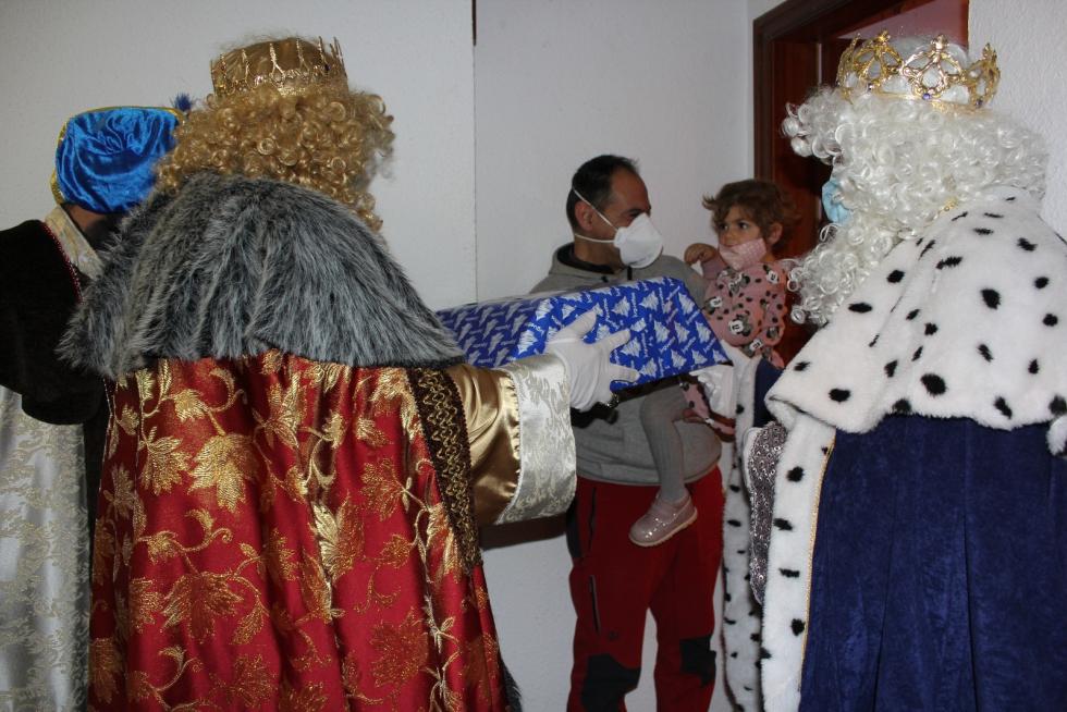 En Grañén, al igual que sucede en otras muchas poblaciones monegrinas, Melchor, Gaspar y Baltasar han recorrido la localidad con el fin de entregar sus regalos casa por casa.