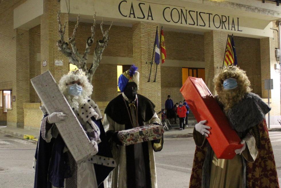 En Grañén, al igual que sucede en otras muchas poblaciones monegrinas, Melchor, Gaspar y Baltasar han recorrido la localidad con el fin de entregar sus regalos casa por casa.