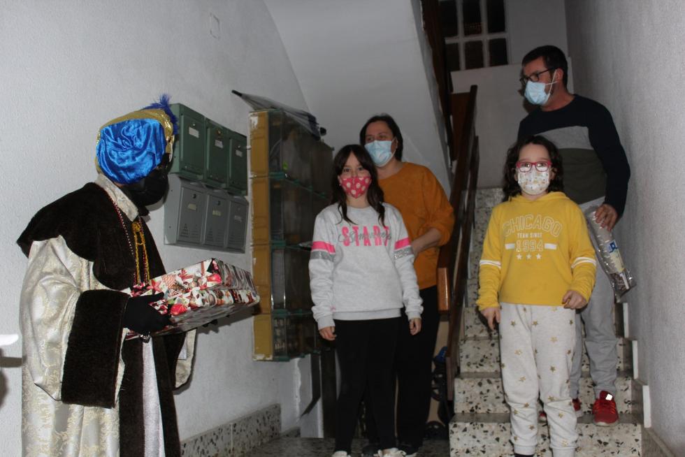 En Grañén, al igual que sucede en otras muchas poblaciones monegrinas, Melchor, Gaspar y Baltasar han recorrido la localidad con el fin de entregar sus regalos casa por casa.