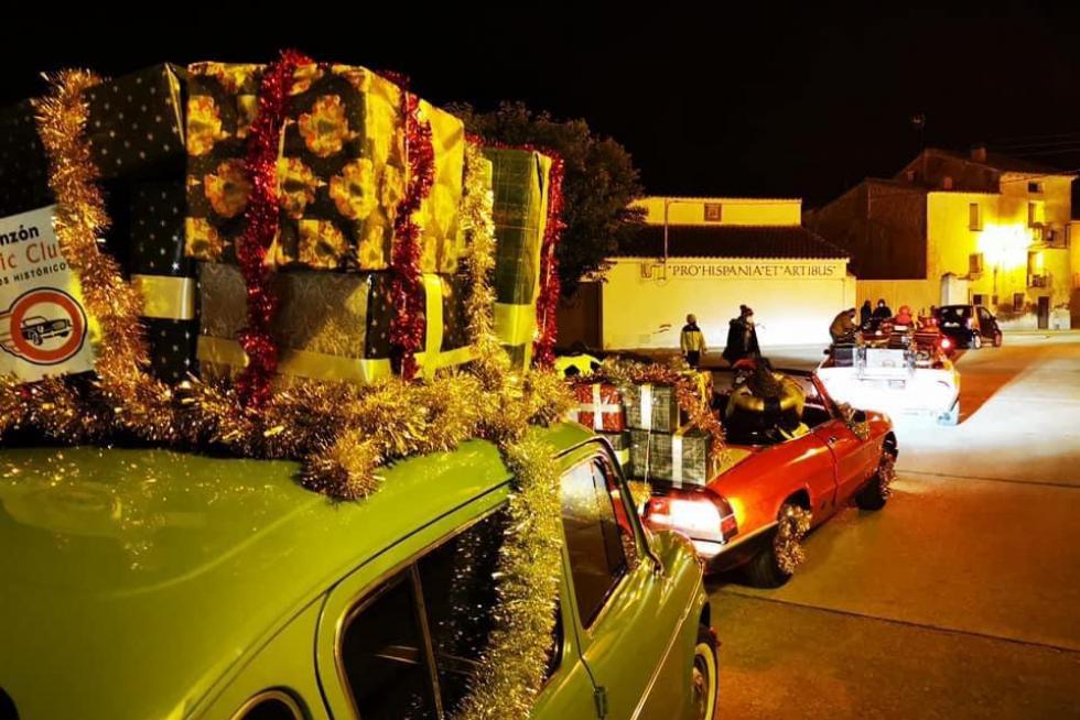 En Monzón los Reyes Magos han recorrido la ciudad del Cinca y los núcleos agregados de Selgua y Conchel en vehículos clásicos escoltas dos por la asociación Monzón Classic Club cargados de regalos