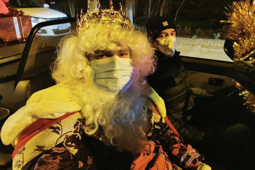 En Monzón los Reyes Magos han recorrido la ciudad del Cinca y los núcleos agregados de Selgua y Conchel en vehículos clásicos escoltas dos por la asociación Monzón Classic Club cargados de regalos