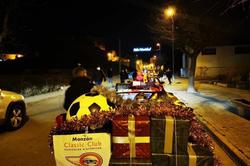 En Monzón los Reyes Magos han recorrido la ciudad del Cinca y los núcleos agregados de Selgua y Conchel en vehículos clásicos escoltas dos por la asociación Monzón Classic Club cargados de regalos