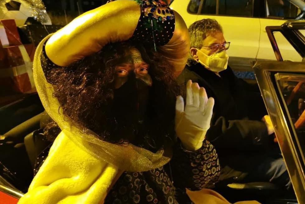 En Monzón los Reyes Magos han recorrido la ciudad del Cinca y los núcleos agregados de Selgua y Conchel en vehículos clásicos escoltas dos por la asociación Monzón Classic Club cargados de regalos