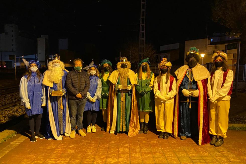 Los Reyes Magos han llegado en tren a Binéfar