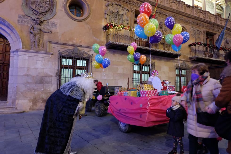 Los Reyes Magos han recorrido las calles de Tarazona en descapotables y sidecar en tres recorridos diferentes