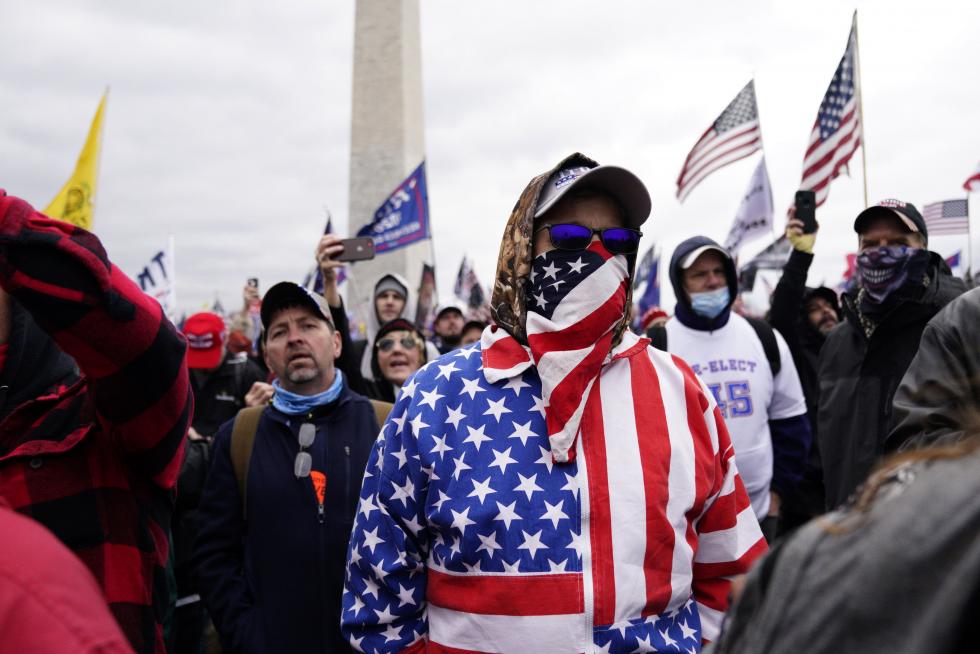 Washington (Usa), 06/01/2021.- Supporters of US President Donald J. Trump on the National Mall during the 'Stop the Steal' rally Washington DC, USA, 06 January 2021. The rally takes place as the United States Congress is due to ratify the results of the 2020 Presidential Election. (Protestas, Estados Unidos) EFE/EPA/WILL OLIVER Supporters of President Trump gather ahead of the 'Stop the Steal' rally in Washington DC