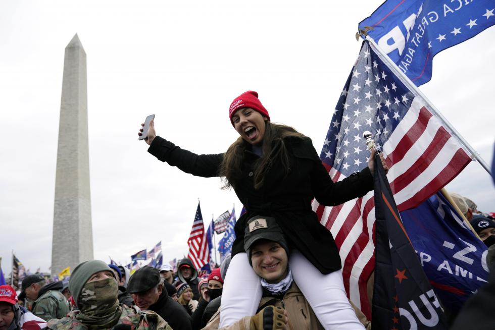 Washington (Usa), 06/01/2021.- Supporters of US President Donald J. Trump on the National Mall during the 'Stop the Steal' rally Washington DC, USA, 06 January 2021. The rally takes place as the United States Congress is due to ratify the results of the 2020 Presidential Election. (Protestas, Estados Unidos) EFE/EPA/WILL OLIVER Supporters of President Trump gather ahead of the 'Stop the Steal' rally in Washington DC