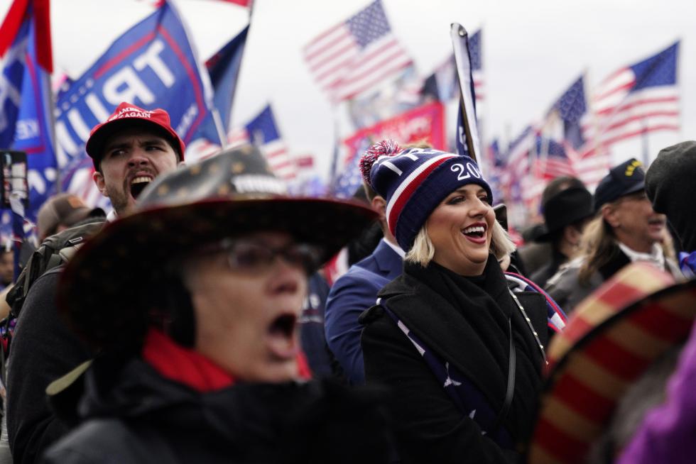Washington (Usa), 06/01/2021.- Supporters of US President Donald J. Trump on the National Mall during the 'Stop the Steal' rally Washington DC, USA, 06 January 2021. The rally takes place as the United States Congress is due to ratify the results of the 2020 Presidential Election. (Protestas, Estados Unidos) EFE/EPA/WILL OLIVER Supporters of President Trump gather ahead of the 'Stop the Steal' rally in Washington DC