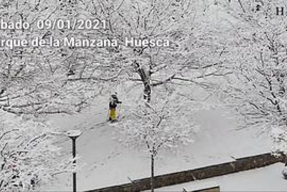 Con la mayor parte de las estaciones de esquí cerradas, ha habido algunos oscenses que han aprovechado la nevada en la ciudad para sacar los esquís a la calle, como ha ocurrido en el parque de la Manzana de Huesca.