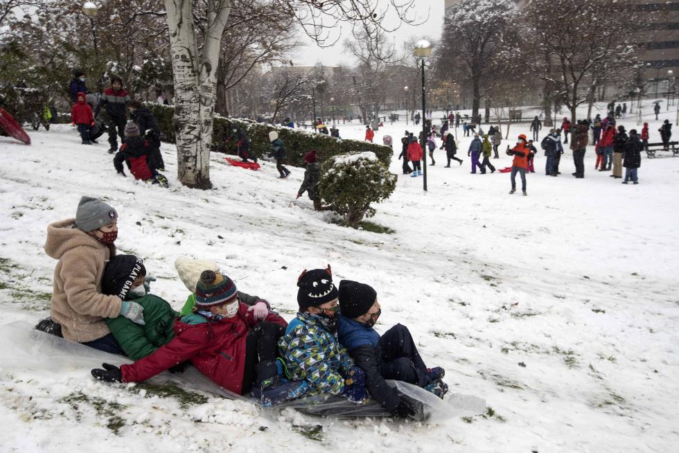 Nieve en el parque Bruil de Zaragoza