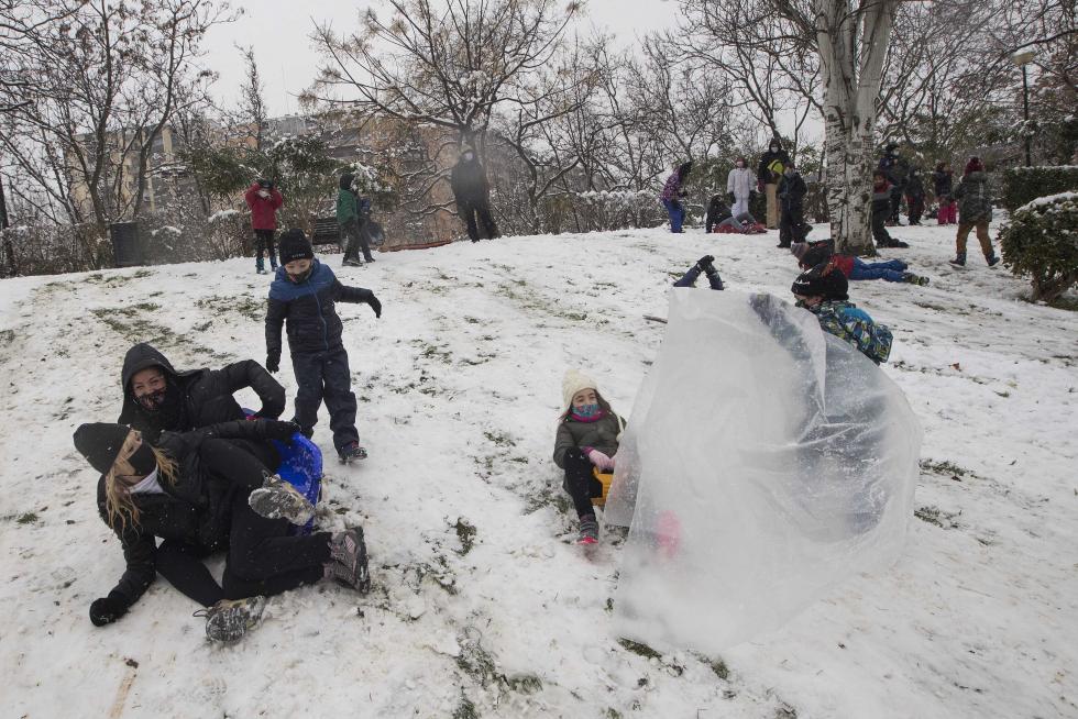 Nieve en el parque Bruil de Zaragoza