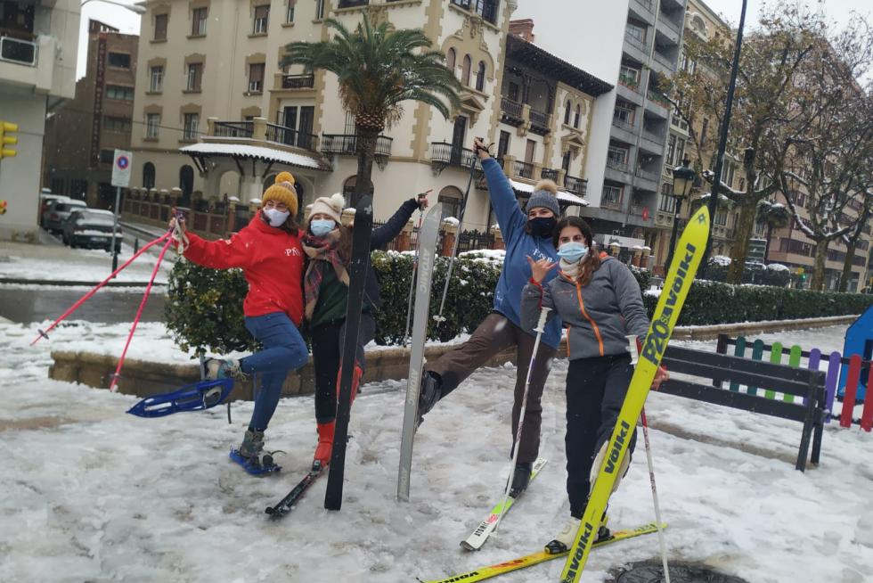 Un grupo de amigos se ha puesto los esquís y se ha dado una vuelta por el paseo Sagasta.