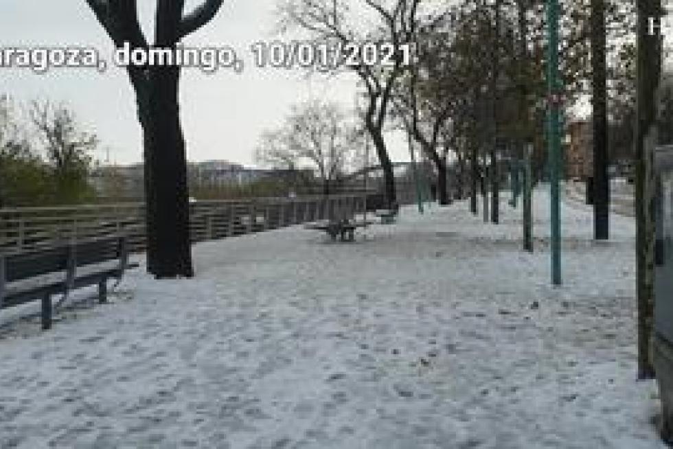 Zaragoza ha vuelto a amanecer teñida de blanco y, mientras nos sigue deleitando con paisajes de cuento, los servicios de limpieza trabajan para limpiar de nieve y hielo las principales calles de la ciudad.