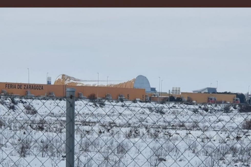 Cae el techo de una nave de la Feria de Muestras de Zaragoza por el peso de la nieve.