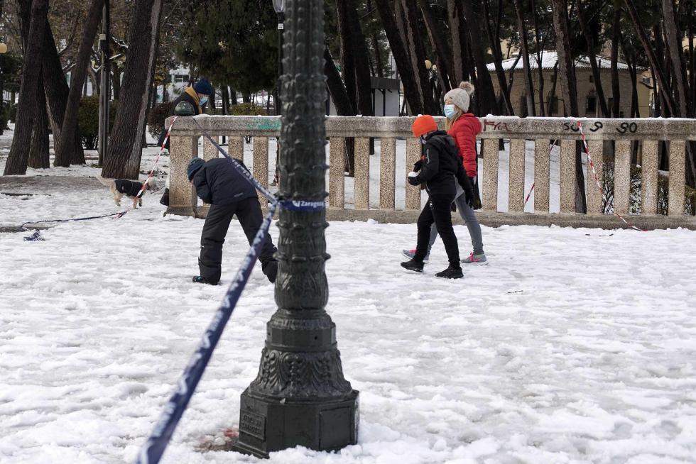 El parque Grande de Zaragoza seguía este domingo lleno de nieve