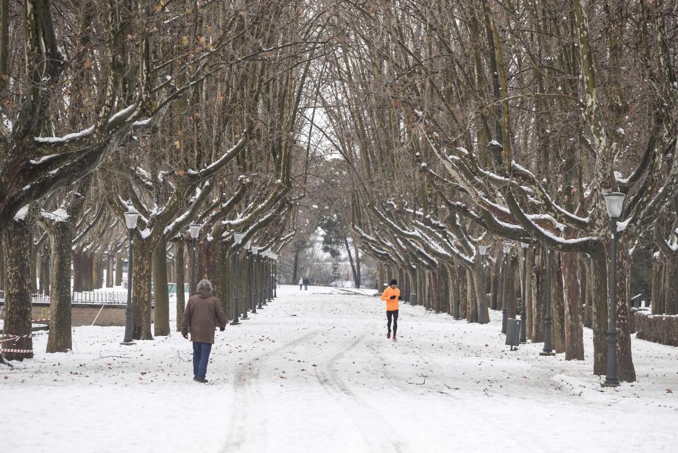 El parque Grande de Zaragoza seguía este domingo lleno de nieve
