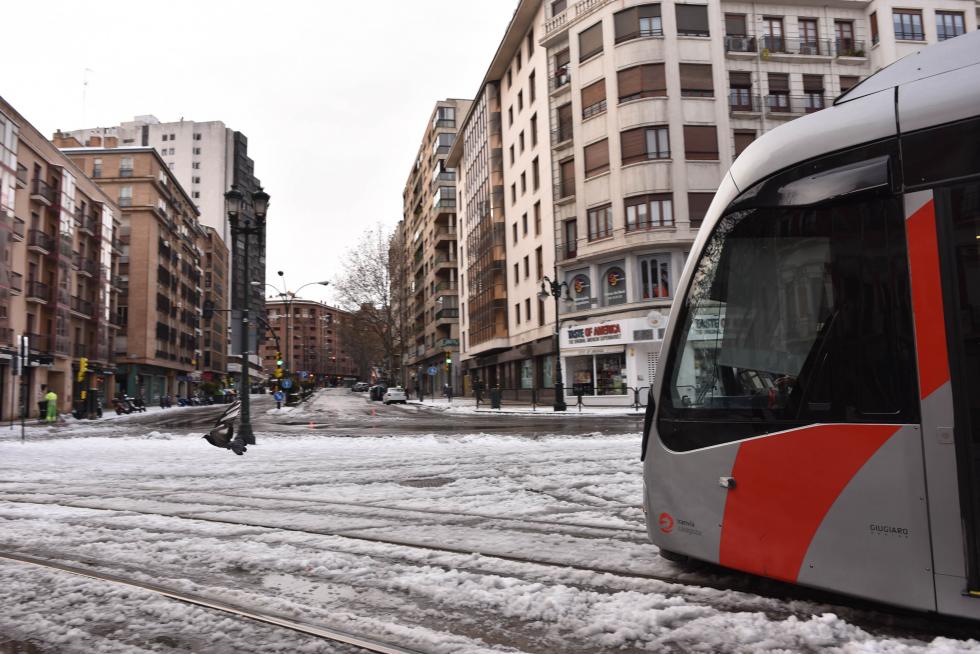 Fotos de nieve en la plaza del Portillo y Cesaraugusto de Zaragoza, este domingo