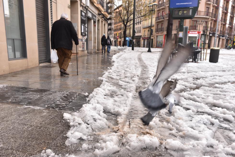 Fotos de nieve en la plaza del Portillo y Cesaraugusto de Zaragoza, este domingo