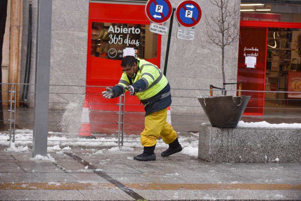 Fotos de nieve en la plaza del Portillo y Cesaraugusto de Zaragoza, este domingo