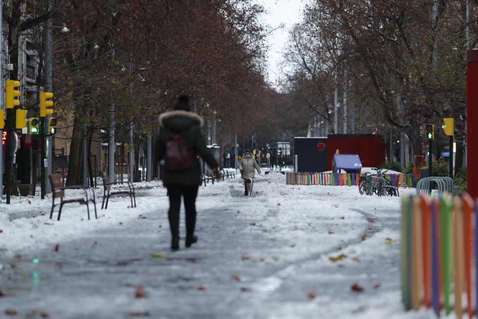 La nieve persiste en las calles de Zaragoza este domingo, a pesar de que los servicios municipales han estado trabajando toda la noche. Se espera que hoy vuelva a nevar y que a partir de mañana bajen las temperaturas.