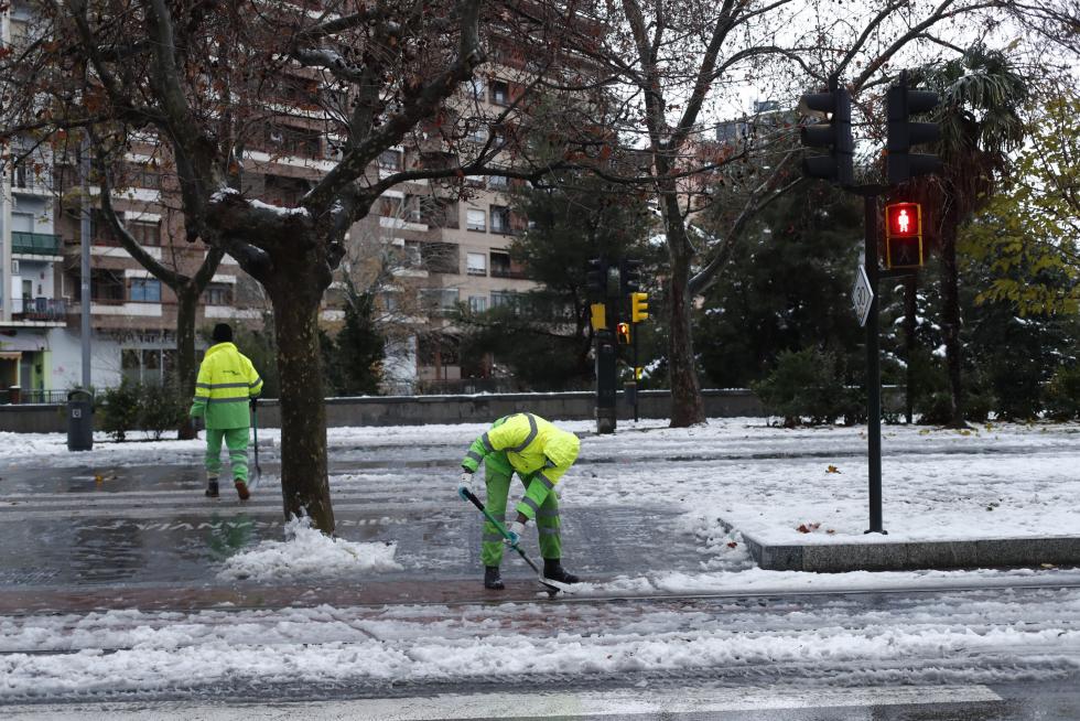 La nieve persiste en las calles de Zaragoza este domingo, a pesar de que los servicios municipales han estado trabajando toda la noche. Se espera que hoy vuelva a nevar y que a partir de mañana bajen las temperaturas.