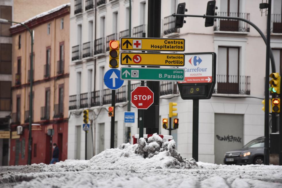 NIeve en la plaza de Europa de Zaragoza, este domingo.