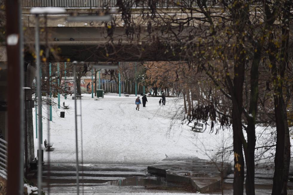 NIeve en la plaza de Europa de Zaragoza, este domingo.