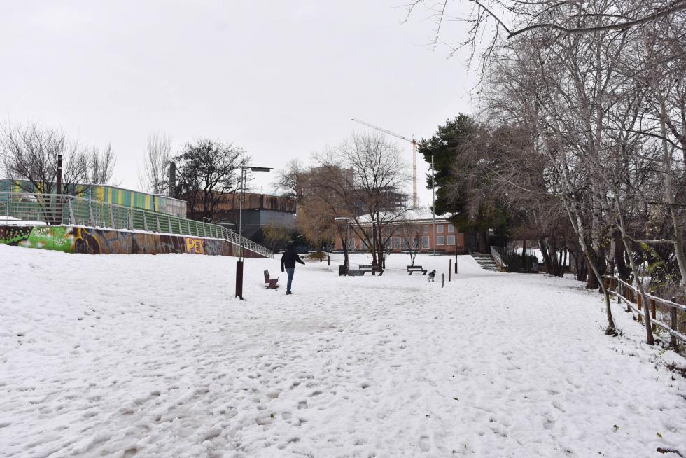 NIeve en la plaza de Europa de Zaragoza, este domingo.