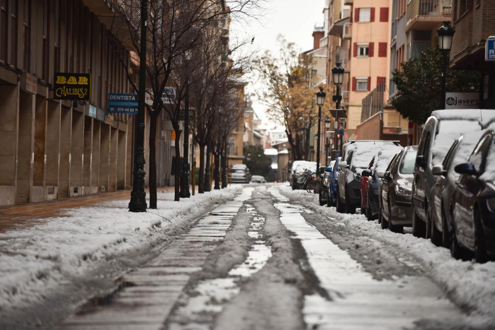 NIeve en la plaza de Europa de Zaragoza, este domingo.