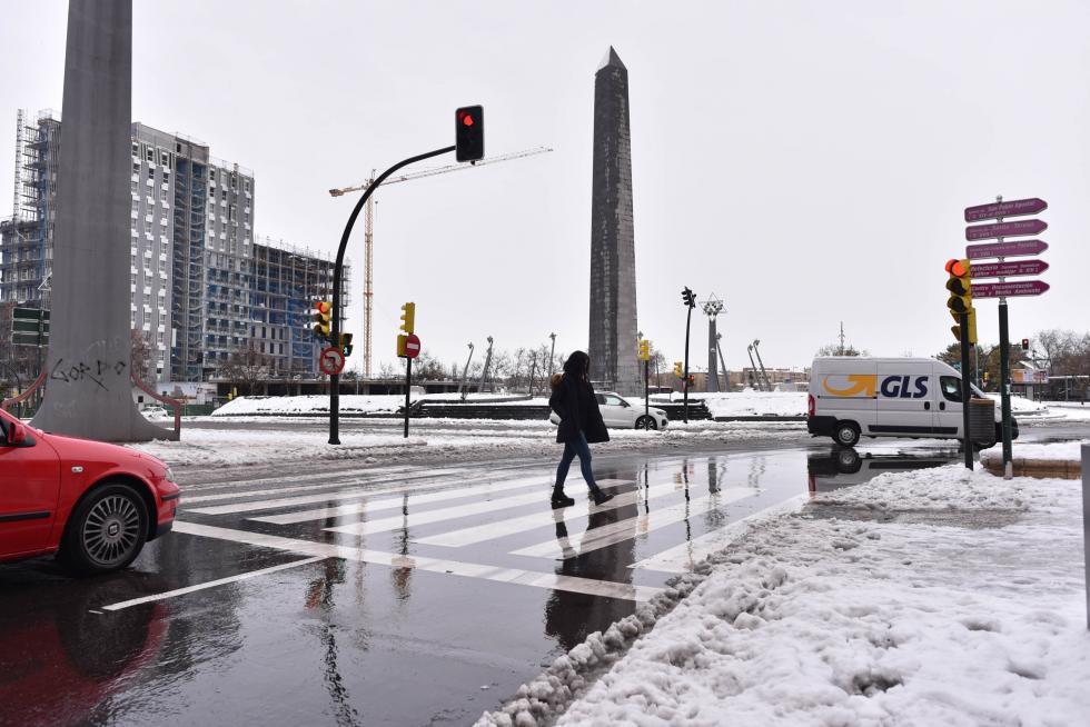 NIeve en la plaza de Europa de Zaragoza, este domingo.