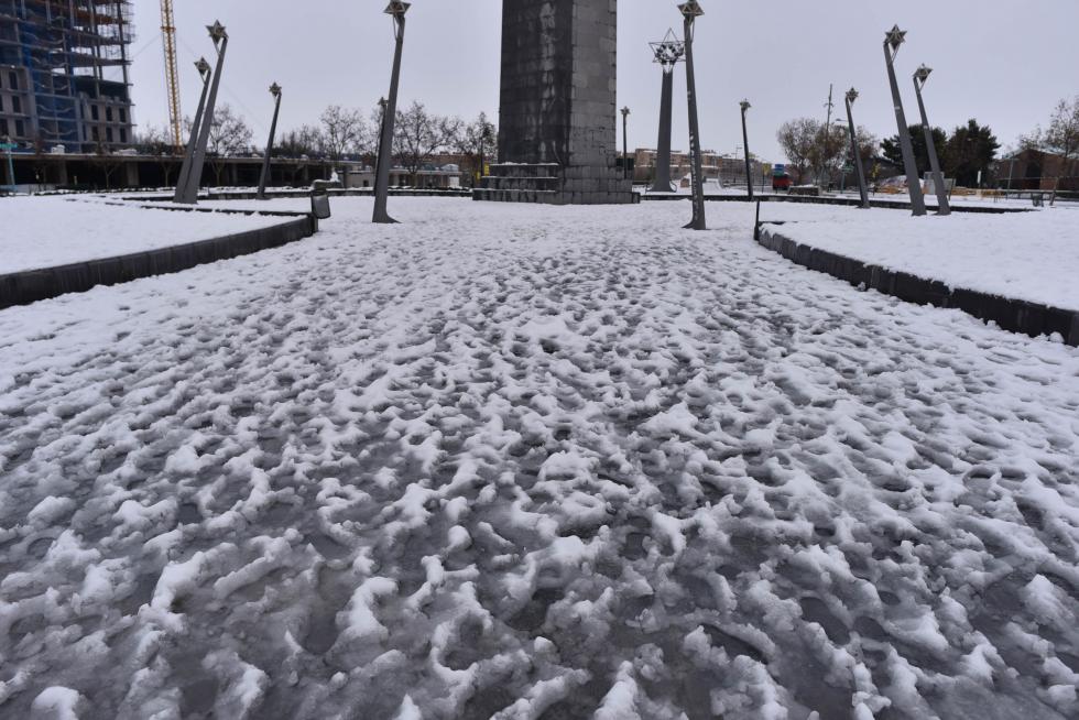 NIeve en la plaza de Europa de Zaragoza, este domingo.
