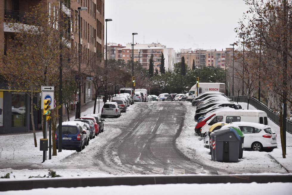NIeve en la plaza de Europa de Zaragoza, este domingo.