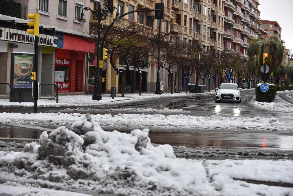 NIeve en la plaza de Europa de Zaragoza, este domingo.