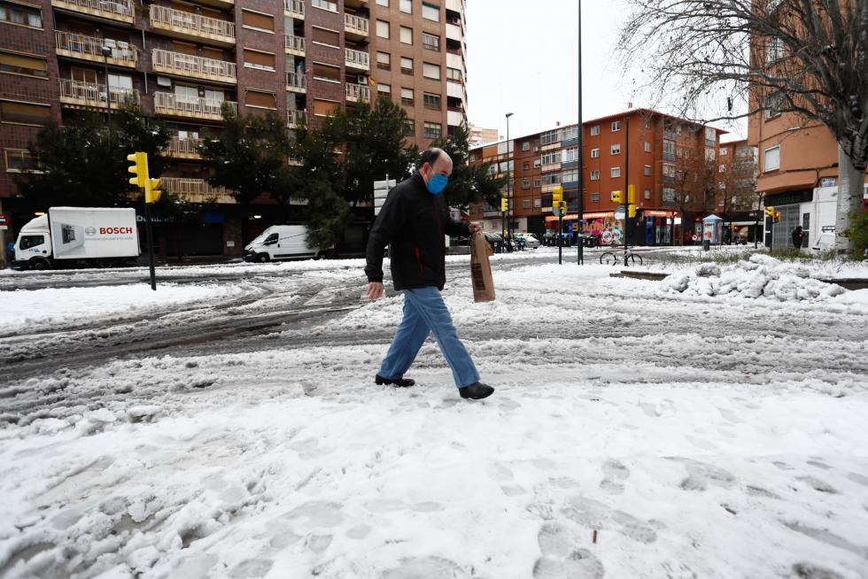 Nieve en Los Enlaces con la Avenida de Madrid de Zaragoza