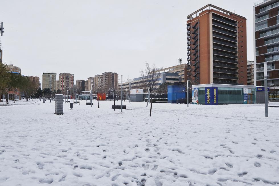 Nieve en Tomás Bretón y Universidad, este domingo en Zaragoza.