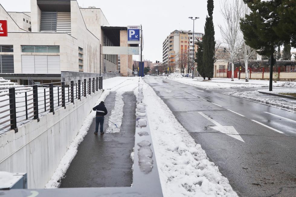 Nieve en Tomás Bretón y Universidad, este domingo en Zaragoza.